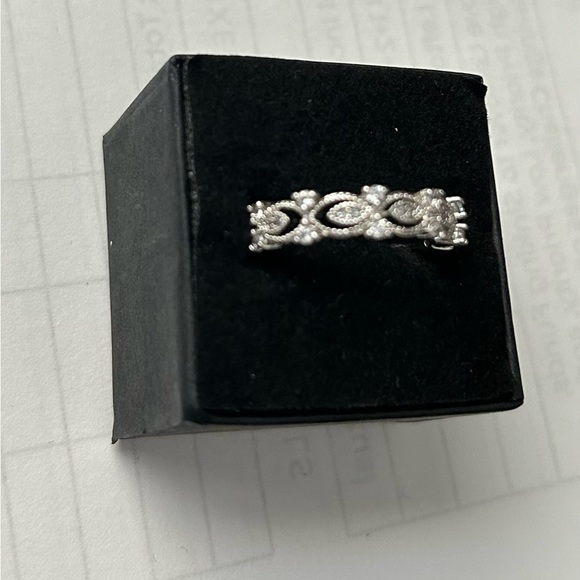 Sterling silver cubic zirconia ring set size 8 - Picture 4 of 6